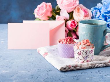 Anneler Günü Sevgililer kavramı muffin fincan çay kağıt Not