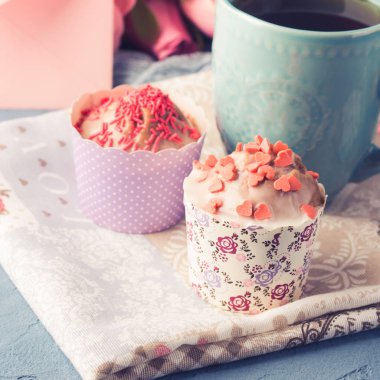 Anneler Günü Sevgililer kavramı muffins çay zarf Kupası