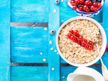 Yulaf ve çilek mavi dokulu arka plan üzerinde haddelenmiş