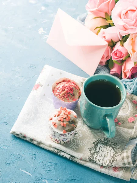 Μητέρες ημέρα Αγίου Βαλεντίνου έννοια muffins φλιτζάνι τσάι φάκελος — Φωτογραφία Αρχείου