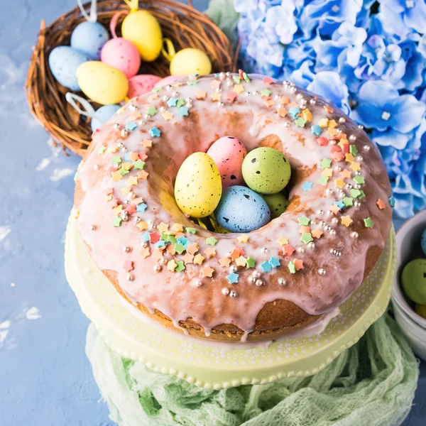 Pastel dulce de Pascua con glaseado de azúcar y decoración navideña — Foto de Stock