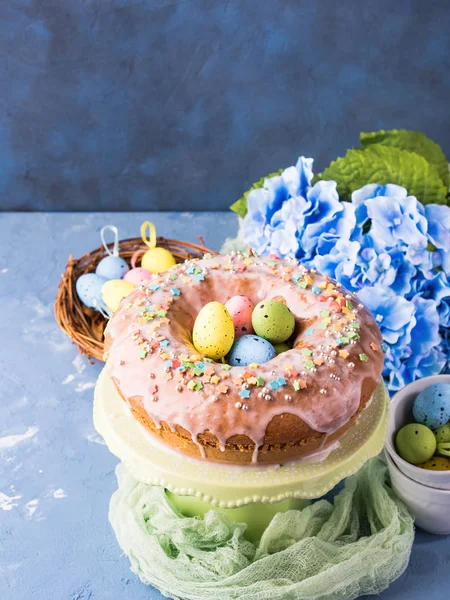 Пасхальный сладкий торт с сахарной глазурью и праздничным декором — стоковое фото