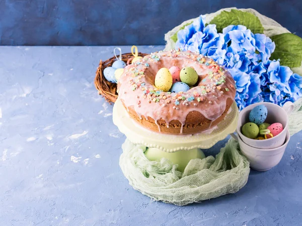 Pastel dulce de Pascua con glaseado de azúcar y decoración navideña — Foto de Stock