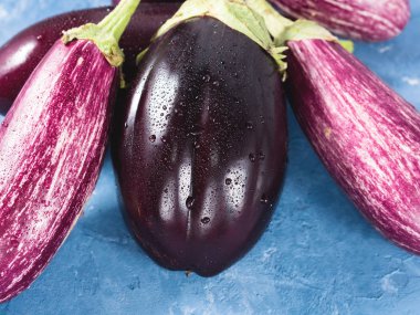 Mavi dokulu arka plan üzerinde patlıcan