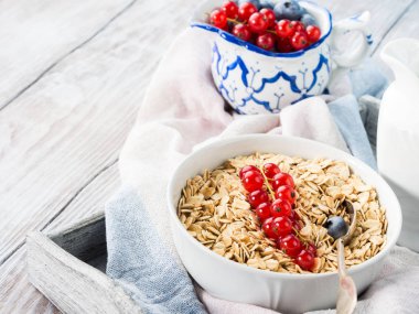 Taze çilek ile yulaf ezmesi ahşap masa üzerinde Raw