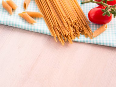 Bütün tahıl makarna ham taze domates ile