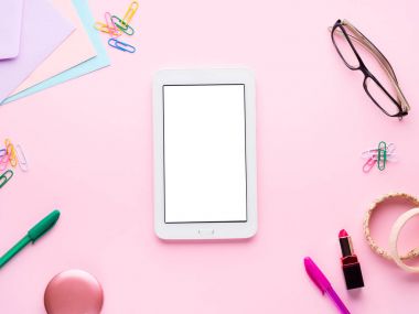 Pembe düz gadget Kırtasiye gözlük rujla yatıyordu