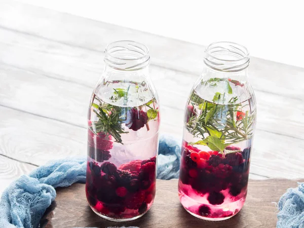 Wasser mit Beeren und Rosmarin entgiften — Stockfoto