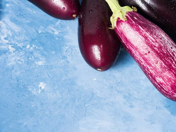Mavi dokulu arka plan üzerinde patlıcan — Stok fotoğraf
