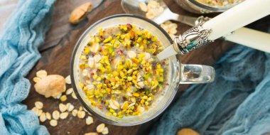 Chia yulaf puding quinoa, muz, fıstık ile