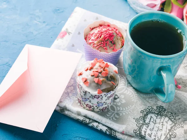 Dia das mães Valentine conceito muffins copo chá envelope — Fotografia de Stock