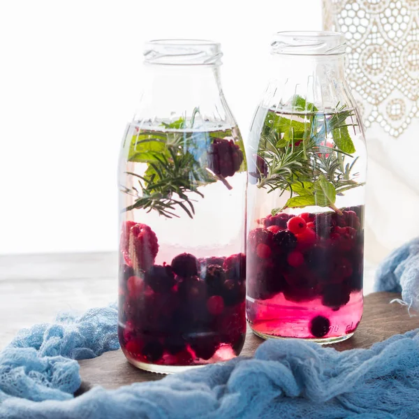 Wasser mit Beeren und Rosmarin entgiften — Stockfoto