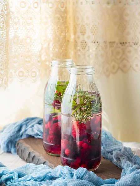 Detox infused water with berries and rosemary — Stock Photo, Image