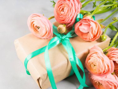 Pembe Düğünçiçeği çiçek ve hediye kutusu