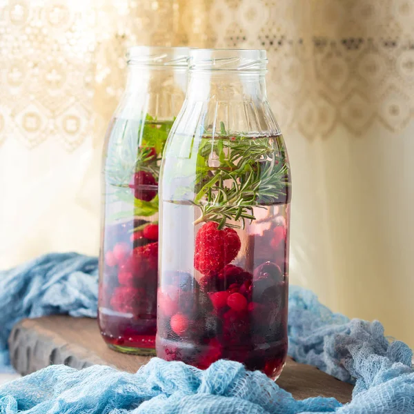 Wasser mit Beeren und Rosmarin entgiften — Stockfoto