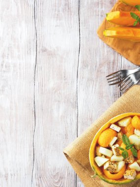 Kavun ve tofu peyniri salatası vegan