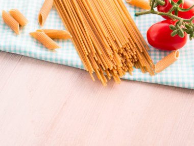 Bütün tahıl makarna ham taze domates ile