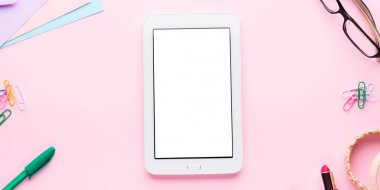 Pembe düz gadget Kırtasiye gözlük rujla yatıyordu