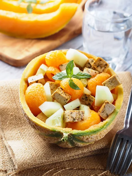 Kavun ve tofu peyniri salatası vegan