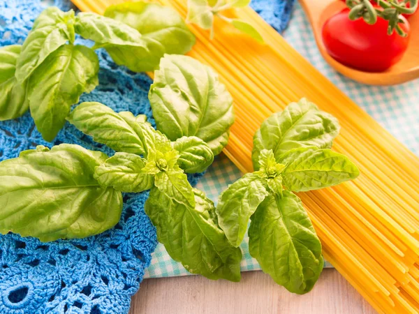 Raw spaghetti with tomatoes and herbs — Stock Photo, Image