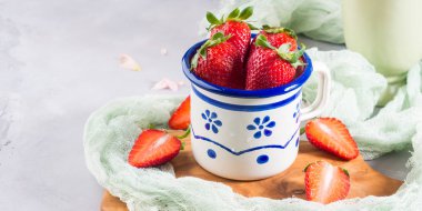 Emaye mug içinde olgun çilek