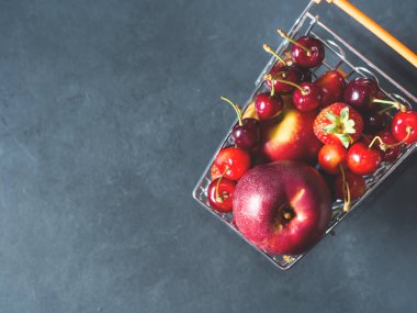 Taze kırmızı meyve çilek süpermarket arabası siyah