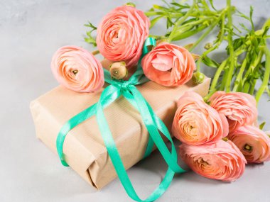 Pembe Düğünçiçeği çiçek ve hediye kutusu