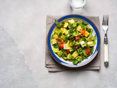 Sağlıklı avokado ıspanak domates salatası