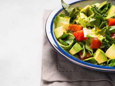 Sağlıklı avokado ıspanak domates salatası