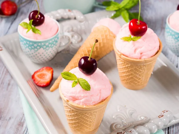 Domácí jahodová zmrzlina podávaná v kužely — Stock fotografie
