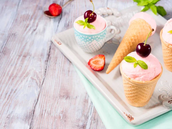 Domácí jahodová zmrzlina podávaná v kužely — Stock fotografie