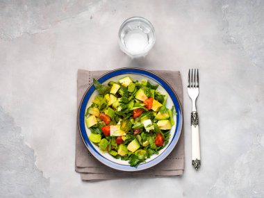 Sağlıklı avokado ıspanak domates salatası