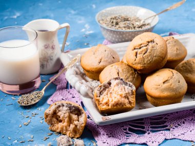 Lavanta kekler tepsisindeki kahvaltı için