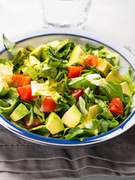 Salada de tomate com espinafre de abacate saudável — Fotografia de Stock