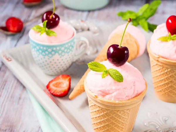 Helado casero de fresa servido en conos —  Fotos de Stock