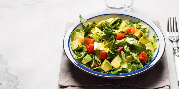 Здоровый салат с помидорами из шпината авокадо — стоковое фото