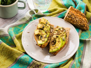 Avokado sandviç tohumları ile sağlıklı snack için
