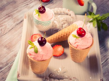 Ev yapımı çilekli dondurma koni içinde hizmet