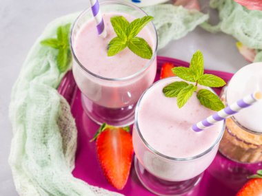 Kahvaltı için çilekli süt