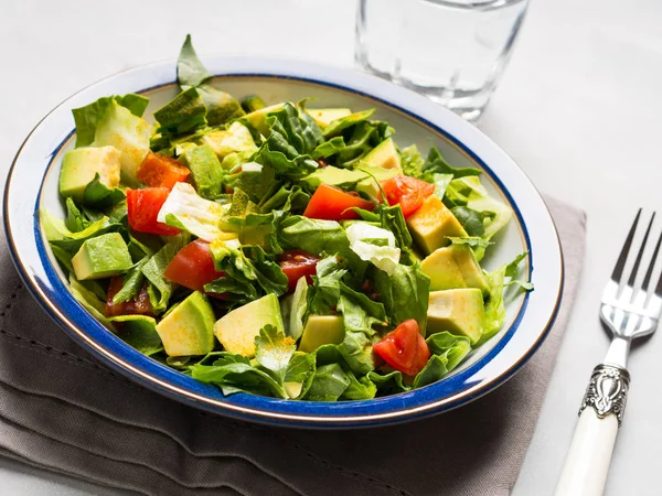 Salada de tomate com espinafre de abacate saudável — Fotografia de Stock