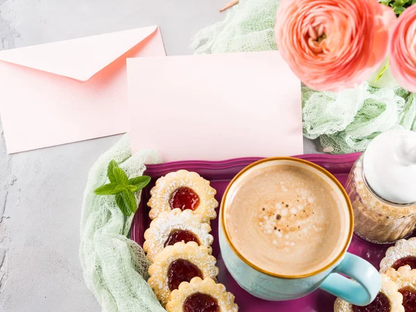 Cartão de saudação rosa e flores — Fotografia de Stock
