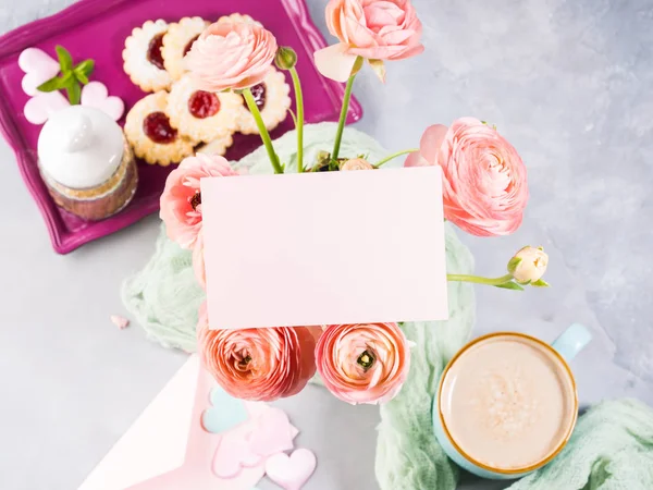 Розовые открытки и цветы — стоковое фото
