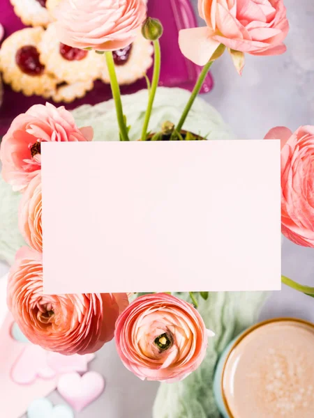 Ροζ ευχετήρια κάρτα και λουλούδια — Φωτογραφία Αρχείου