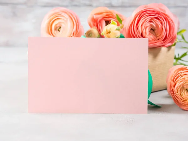 Розовые цветы и подарочная коробка — стоковое фото