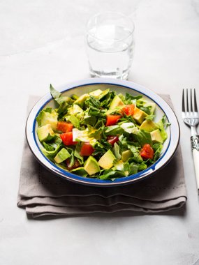 Sağlıklı avokado ıspanak domates salatası