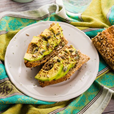 Avokado sandviç tohumları ile sağlıklı snack için