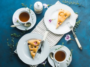 Karışık un ile Çilekli pasta