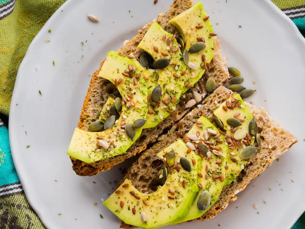 Сэндвич с авокадо для здоровой закуски с семенами — стоковое фото