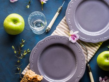 Gri iki boş tabak yemek için hazır