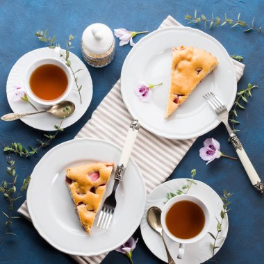 Karışık un ile Çilekli pasta